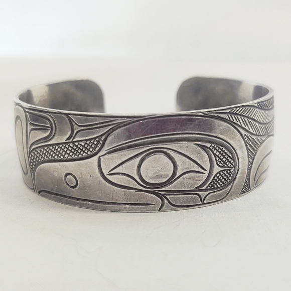 First Nation Paddy Seaweed Signed Sterling Silver Raven Cuff Bracelet - Picture 8 of 11